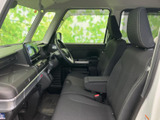 前席は座面と背もたれに厚みがあり、ゆったりと腰掛けられる印象です。運転席まわりを見渡しやすく、助手席との間にもゆとりを感じられる室内空間。落ち着いた色合いで日常使いにもなじみます。