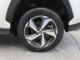 車両のデザインにマッチした純正アルミホイールを装着しています。