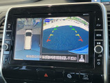 駐車時に車両周辺を画面で確認でき、後方の映像には目安となるガイドも表示されます。目視と合わせて周囲の状況を把握しやすく、駐車や切り返しの際の確認をサポートしてくれる装備です。