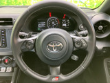 手に触れるステアリングには各種スイッチがまとまり、運転中も必要な情報や機能に目を向けやすい配置です。握りやすい形状で、毎日の運転をサポートします。