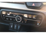 オートエアコンです。簡単操作で快適に車内温度をコントロールします。