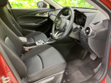 運転席まわりは視線を前方へ向けやすいレイアウトで、窓からの見通しも確保されています。シートや足元もゆったりと使え、日常の移動を落ち着いて過ごせる空間です。