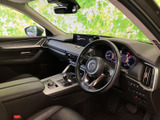 前席まわりはメーターやセンターディスプレイが見渡しやすく、運転席からの視界もすっきり。シートやドア内張りも落ち着いた色合いで、日常に使いやすい室内空間です。