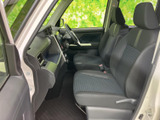 前席は座面にゆとりがあり、乗車中も落ち着いて過ごせる空間です。フロントまわりを見渡しやすく、明るさも感じられる室内で、毎日の移動を快適にお楽しみいただけます。