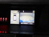 パノラミックビューモニターを装備。駐車場や交差点でクルマを真上から見るように周囲を確認できます。機能の詳細は販売店スタッフまでおたずねください。