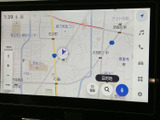 地図表示を大きく確認でき、目的地の位置や周辺情報を把握しやすい画面です。タッチ操作で必要な項目を選びやすく、慣れない道へのお出かけにも便利です。