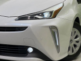 【LEDヘッドライト】悪天候や夜間走行時も良好な視界を確保し安心して運転できる高輝度LEDヘッドライトを装備!点灯速度が早く、消費電力も抑えられています。