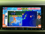 ニュース番組を表示できるテレビ画面を備えています。停車中の待ち時間に映像やテレビを視聴でき、天気などの情報を確認したいときにも便利です。画面の内容が見やすく、使い方も分かりやすい装備です。