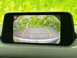車両後方の映像を画面で確認でき、駐車時に周囲の状況を把握するのに役立ちます。ガイド線も表示されるため、後退時の位置合わせをサポートする便利な装備です。