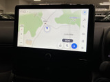 地図が画面いっぱいに表示され、現在地や周辺道路を確認しやすいナビ画面です。目的地検索や登録などの項目も画面上にまとまり、日々の移動先を設定する際にも活用いただけます。