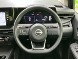 ステアリングには複数のスイッチがまとまり、運転席から表示や装備の操作に活用できます。メーターを見ながら必要な項目を確認しやすく、日々の運転を便利に支えます。