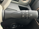 レバーには方向指示やライト関連の表示があり、運転席から必要な操作を確認しやすい配置です。手元で扱えるため、交差点や夕暮れ時など、日々の運転場面で役立つ装備です。