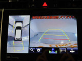 パノラミックビューモニター付きです。車両を上から見たような映像をディスプレイオーディオ画面に表示。運転席からの目視だけでは見にくい、車両周辺の状況をリアルタイムでしっかり確認できます。