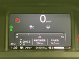 中央のディスプレイに速度や走行に関する情報がまとまり、運転中も視線を移しすぎず確認しやすい配置です。表示が見やすく、日々の運転に必要な情報を把握しやすい装備です。
