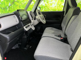 前席は見通しのよい運転席まわりと、ゆったりした座席で落ち着いて過ごせる空間です。明るさを感じる室内で、乗る方にも親しみやすい雰囲気に仕上がっています。