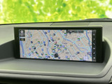 地図が大きく表示され、周辺の道路や施設を画面上で確認しやすいナビです。行き先を探す場面でも視認しやすく、日々のお出かけや初めての場所への移動をサポートします。