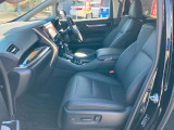 【運転席・助手席】ゆったり、ひろびろの車内スペース。一人一人の空間に余裕があります。