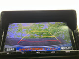 後方の様子を画面で確認しながら駐車でき、車庫入れや狭い場所での後退をサポートします。目視とあわせて周囲を確かめられるため、日常の駐車時に役立ちます。