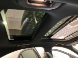 パノラミックルーフで明るい車内と開放感あるドライブをお楽しみいただけます。