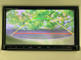 後方の様子を画面で確認しながら駐車でき、目安となるガイド線も表示されています。車庫入れや狭い場所での後退時に、周囲との距離を把握するための確認をサポートしてくれます。