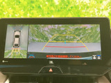 後方の映像に加え、車両周囲を上から見た表示も確認でき、駐車時の周辺確認を助けます。画面上の目安線も表示されるため、車庫入れや後退時の目安として活用できます。