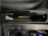 置くだけ充電は充電ケーブルを使わないので車内がスッキリするのが魅力ですね。