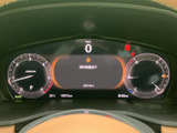 後方の映像に加えて車両周辺の様子も画面で確認でき、駐車時の安全確認をサポートします。車庫入れや狭い場所での切り返しにも役立つ便利な装備です。