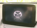 画面に案内や各種情報を表示でき、運転席から確認しやすい位置に配置されています。移動中の確認や車内での機能利用を支える、日常使いに便利な装備です。