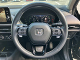 ステアリングの左右にスイッチ類がまとまり、運転姿勢を大きく変えずに各種操作へ手を伸ばせます。表示も確認しやすく、日々の運転で便利に活用できます。