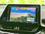 停車中にテレビ番組を画面で視聴でき、ニュースや天気の情報も目に入ります。画面の内容を確認しやすく、休憩時間などに車内で過ごすひとときを便利に彩ってくれます。