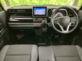 運転席から前方を見渡しやすいレイアウトで、視界の広さを感じられます。前席は左右にゆとりを持って配置され、乗り降りの際も車内の様子を確認しやすい空間です。