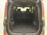 リヤシ-トを跳ね上げると更に大型の荷物を載せることができます。