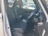 前席は視界が広く、運転席と助手席それぞれにゆったり座れる空間。黒を基調としたシートと落ち着いた内装で、毎日の移動も心地よく過ごせそうです。