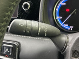 表示がレバー上にまとまっており、運転席から必要な情報を確認しやすい配置です。視線を大きく動かさずに表示を把握でき、天候の変化がある日も日常の運転をサポートします。