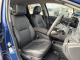 運転席と助手席には身体を支える形状のシートを備え、座面や背もたれの表情にも落ち着きがあります。ドアを開けた際の見通しもよく、乗り降りしやすい室内です。