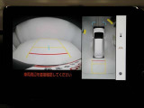 パノラミックビューモニターを装備。駐車場や交差点でクルマを真上から見るように周囲を確認できます。機能の詳細は販売店スタッフまでおたずねください。