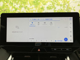 大画面のタッチパネルに検索や音楽などのメニューがまとまり、目的の項目を見つけやすい構成です。音量調整やハザードスイッチも画面下に配置され、日常の操作に役立ちます。