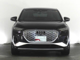 Audiデザインの特徴であるシングルフレームグリルが存在感を主張します。