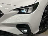 【LEDヘッドライト】悪天候や夜間走行時も良好な視界を確保し安心して運転できる高輝度LEDヘッドライトを装備!点灯速度が早く、消費電力も抑えられています。