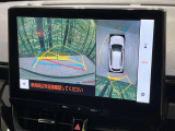【パノラミックビューモニター】専用のカメラにより、上から見下ろしたような視点で360度クルマの周囲を確認することができます☆死角部分も確認しやすく、狭い場所での切り返しや駐車もスムーズに行えます。