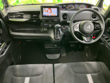 運転席まわりはメーターや画面が見やすい位置にまとまり、前方の視界も広く感じられます。前席はゆったりとした形状で、毎日の移動でも過ごしやすい空間です。