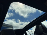 【パノラマルーフ】大型のガラスルーフ搭載で車内の解放感が一気にアップ!開放的なドライブをお楽しみいただけます。