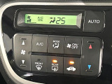 【オートエアコン】一度お好みの温度に設定すれば、車内の温度を検知し風量や温度を自動で調整。暑い&hellip;寒い&hellip;と何度もスイッチ操作をする必要はありません。快適な車内空間には必須の機能ですね♪