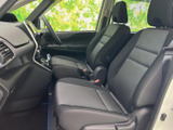 前席は運転席と助手席が並ぶ構成で、座面と背もたれにゆとりを感じられる形状です。窓から明るさが入り、前方の様子も見渡しやすい室内空間。シートの配置や足元の広がりもご覧ください。