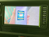 テレビ映像を表示できる画面を備えており、停車中に番組を視聴して過ごせます。お出かけ先での休憩時間にも活用でき、車内での過ごし方が広がる装備です。