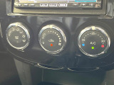 【オートエアコン】一度お好みの温度に設定すれば、車内の温度を検知し風量や温度を自動で調整。暑い&hellip;寒い&hellip;と何度もスイッチ操作をする必要はありません。快適な車内空間には必須の機能ですね♪