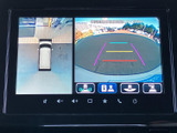 周囲の映像と車両後方の映像を画面内で確認でき、駐車時の周辺把握に役立ちます。目安となるガイド線も表示されるため、車庫入れや狭い場所での取り回しを支援します。