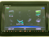 FM/AMやTV、USB、Bluetooth Audioなどの選択肢が画面に並び、音楽や情報の切り替え先を確認しやすい構成です。車内での過ごし方に合わせて使い分けられます。