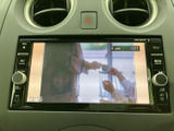 テレビ映像を画面に表示でき、停車中の待ち時間などに視聴を楽しめます。画面上には受信情報や時刻も表示され、音声や映像を確認しながら車内で過ごせる便利な装備です。