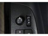 狭い場所も苦になりません。電動格納ドアミラー装備。